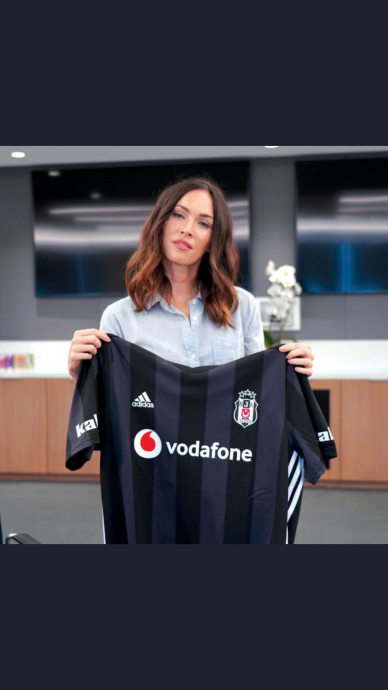 megan fox un beşiktaş formasıyla röportaj vermesi