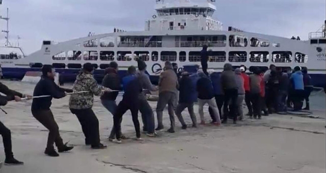 çanakkale de halatla çekilip park edilen feribot