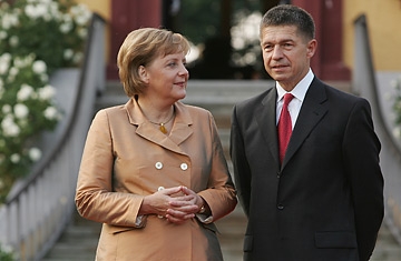 almanyaya gidebilmek için merkel ile evlenmek