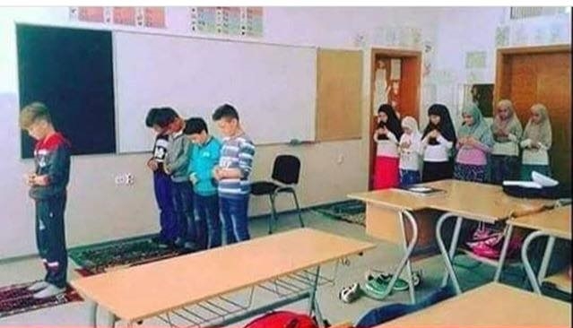 sınıfta kızlı erkekli namaz kılan öğrenciler