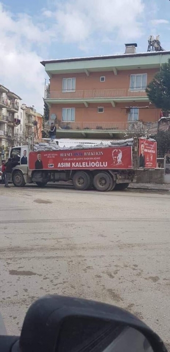 chp uşak belediye başkan adayının kömür dağıtması