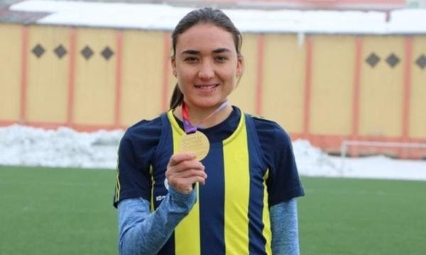 tek ayakkabıyla gelen altın madalya