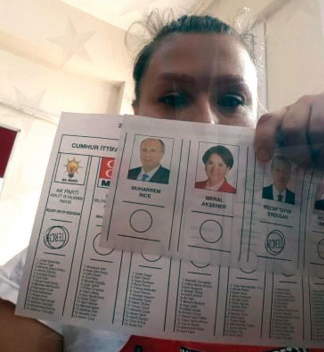 dudaklarına inşaat silikonu enjekte edilen kadın