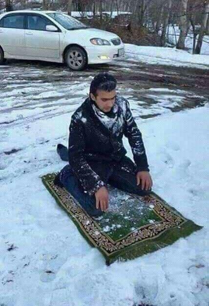 otomobilini durdurup kar üzerinde namaz kılan genç