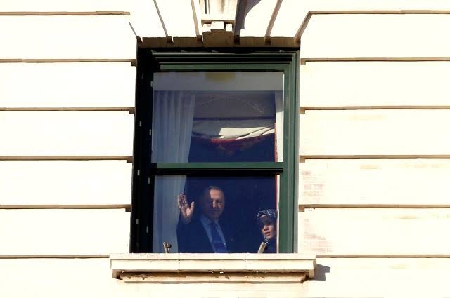 koskoca dünya liderine otel camından baktırtmak