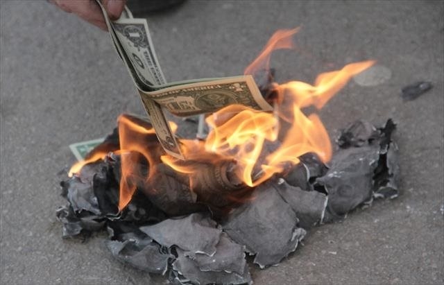 dolar yakarak ekonomiye katkı sağlayan halk