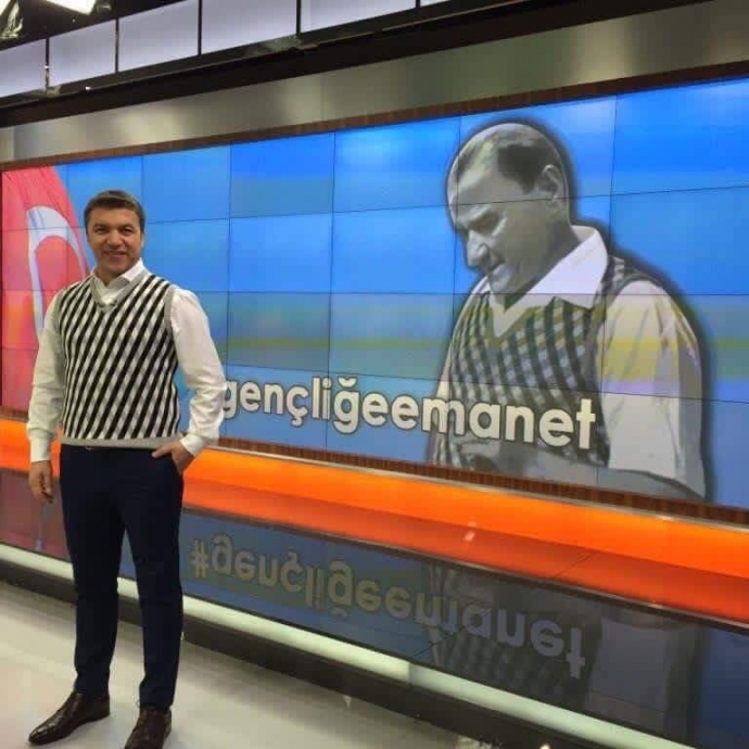 i küçükkayanın atatürkün süveteri ile poz vermesi