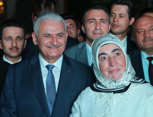 binali yıldırımın eşinin dillere destan güzelliği