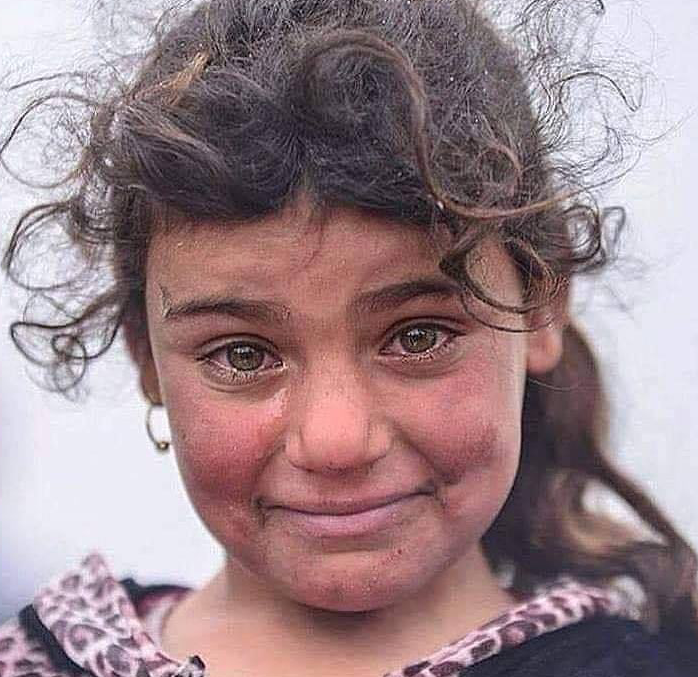 gülümseyerek ağlamak