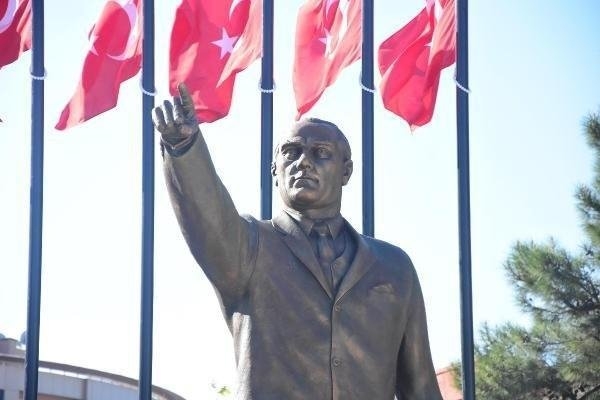atatürke benzemeyen heykel yenilendi