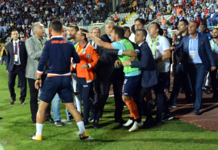 emre belözoğlu nun erzurum taraftarıyla tartışması