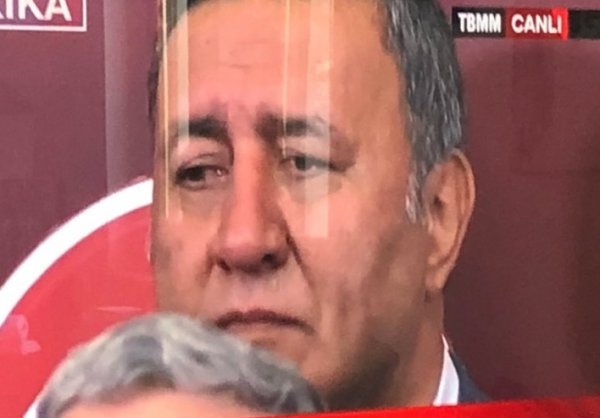 iyi partiye geçiş yaptırıldığı için ağlayan vekil