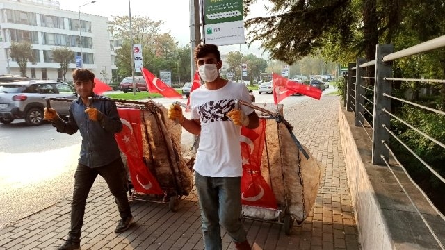 karton toplayanların arabasını bayrakla süslemesi