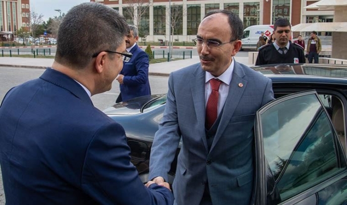 atanan rektörün ilk iş olarak lüks araç kiralaması