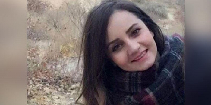 çarşafla asılı halde bulunan resim öğretmeni