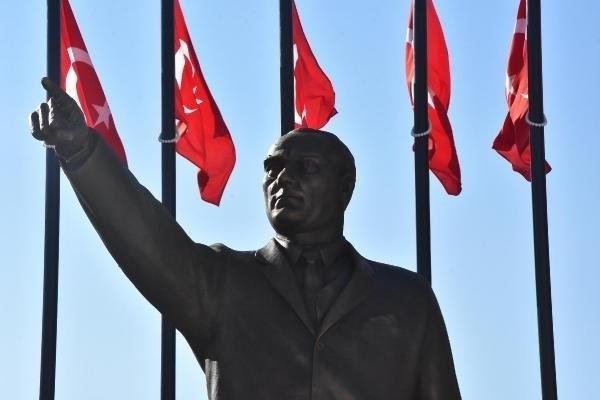 atatürke benzemeyen heykel yenilendi