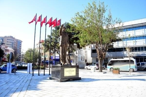 atatürke benzemeyen heykel yenilendi