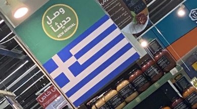 türk ürünlerinin yerine yunan bayrağı asıyorlar