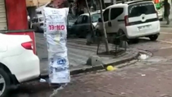 başından aşağı çuval geçirip sokakta gezen adam