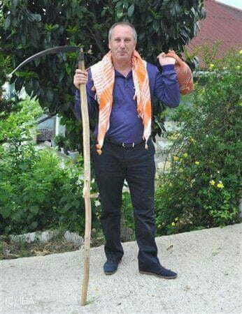 m incenin bir elinde tırpan bir elinde testi pozu