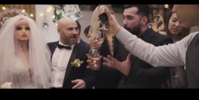 şişme kadınla evlenen kazakistanlı adam
