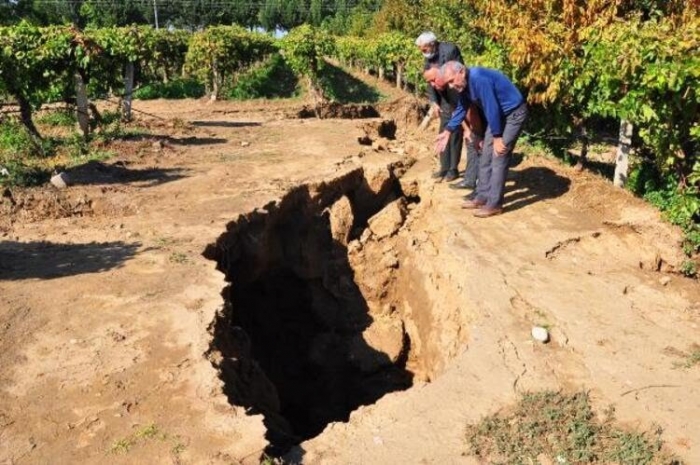 manisa daki fay hattında dev yarıkların oluşması