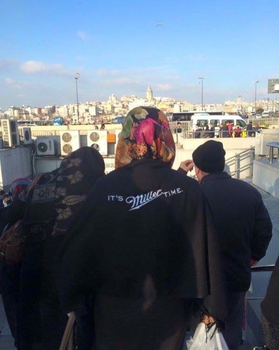 giydiği tişörtte ne yazdığını umursamayan insan