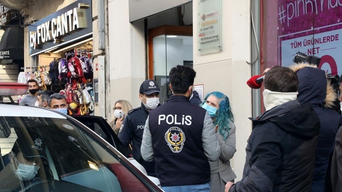 maske cezası yüzünden polise çemkiren kadın