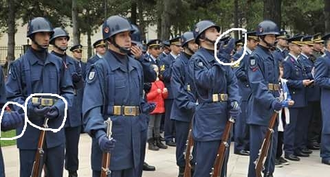 şehit cenazesinde silah bırakıp dua okuyan asker