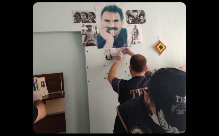 muhalefet partisinin binasından çıkan apo posteri