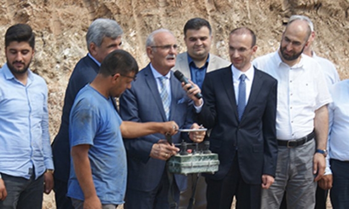 akp li vekil adayına mikrofon tutan kaymakam