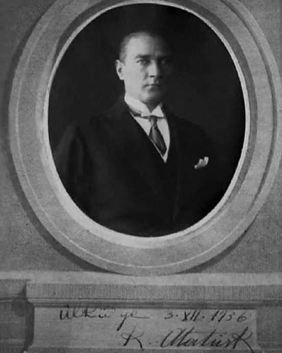 atatürk ün manevi kızı ülkü ye verdiği fotoğraf