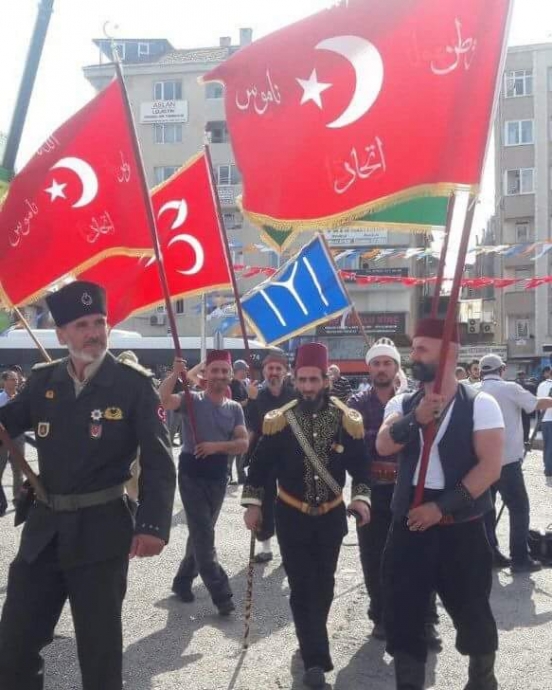 abdülhamid kılığına girip ittihat bayrağı taşımak