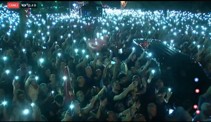 gecenin 1 inde miting yapan çılgın adam