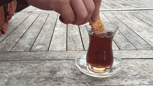 çaya bisküvisini düşüren insan hüznü