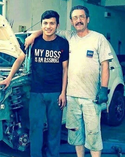 giydiği tişörtte ne yazdığını umursamayan insan