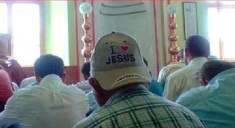 giydiği tişörtte ne yazdığını umursamayan insan