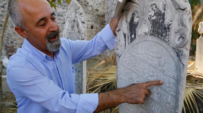 dedelerimizin mezar taşını okuyamıyoruz