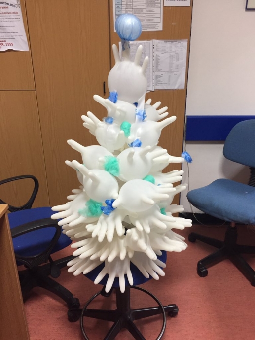 plastik eldivenden noel ağacı yapmak