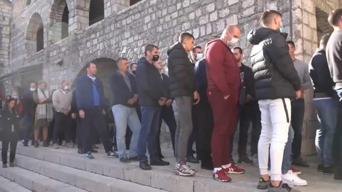 koronadan ölen başpiskoposu öperek uğurlayanlar