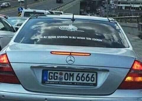 arabanın arka camına yazı yazan alman milliyetçisi