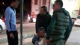 2 yaşındaki kıza göz kırpan adamın dövülmesi