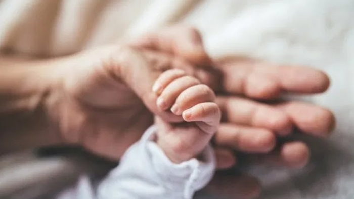 iki cinsel organa sahip anüssüz bebek