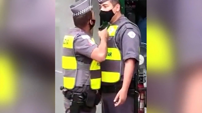 yemekten geç gelen meslektaşına silah çeken polis