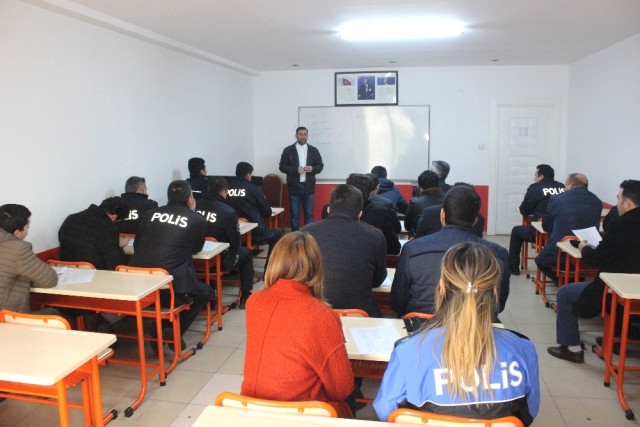 kilis te polislerin arapça öğrenmeye başlaması