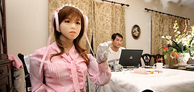 Yalnızlıktan Sıkılıp Kendisine Robot Bir Sevgili Yapan Adamın 7 Hayret Verici Fotoğrafı
