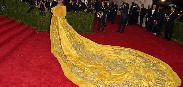 Rihanna Tarafından Bugüne Kadar Giyilmiş En İlginç 28 Elbise