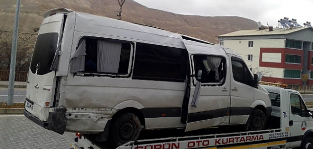 Sivas'ta minibüs takla attı: 20 yaralı!