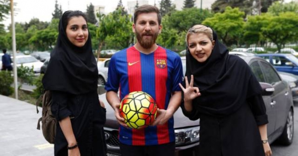 Lionel Messi'ye Benzerliğiyle Aşırı Dikkat Çektiği İçin Tutuklanan İranlı Gencin 9 Fotoğrafı