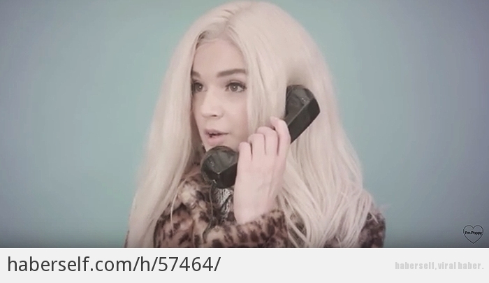My Phone is Not Plugged In videosunda Poppy'yi videonun ismindeki gibi çalışmayan bir telefonla görüyoruz